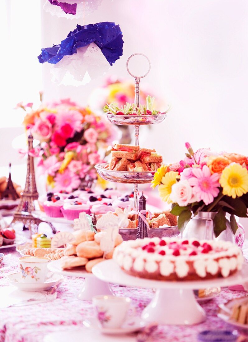 Teeparty mit Kuchen, Cupcakes und Sandwiches