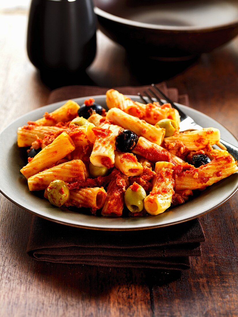 Rigatoni with green and black olives