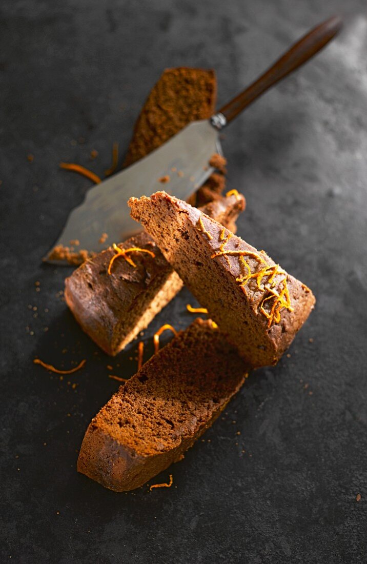 Drei Stücke Schoko-Orangen-Kuchen mit Kuchenheber