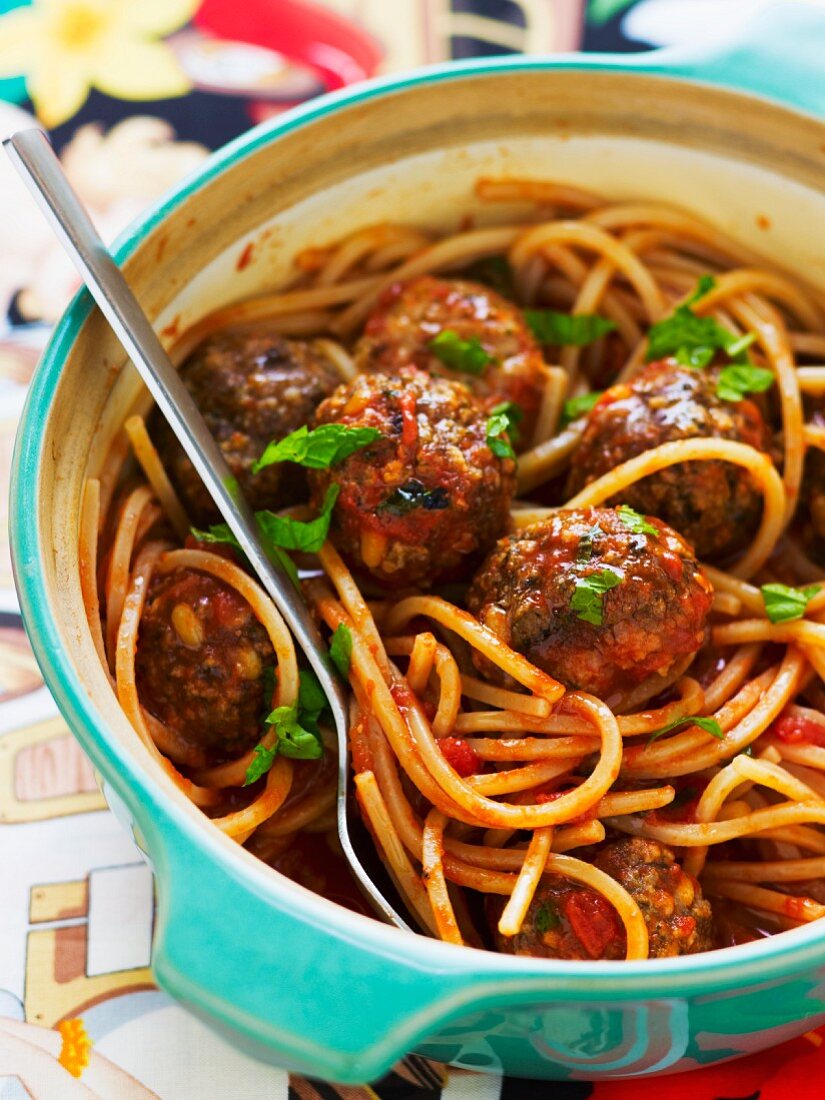 Spaghetti mit Hackbällchen und Tomatensauce