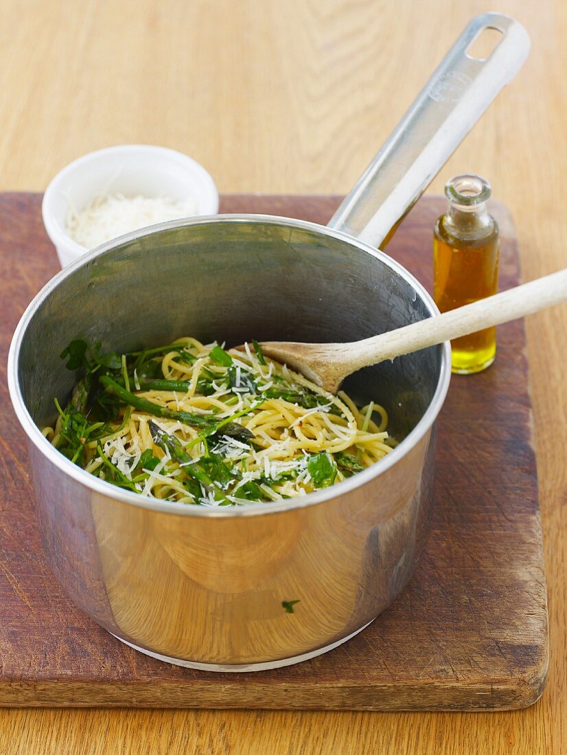 Spaghetti with asparagus, mange tout and olive oil