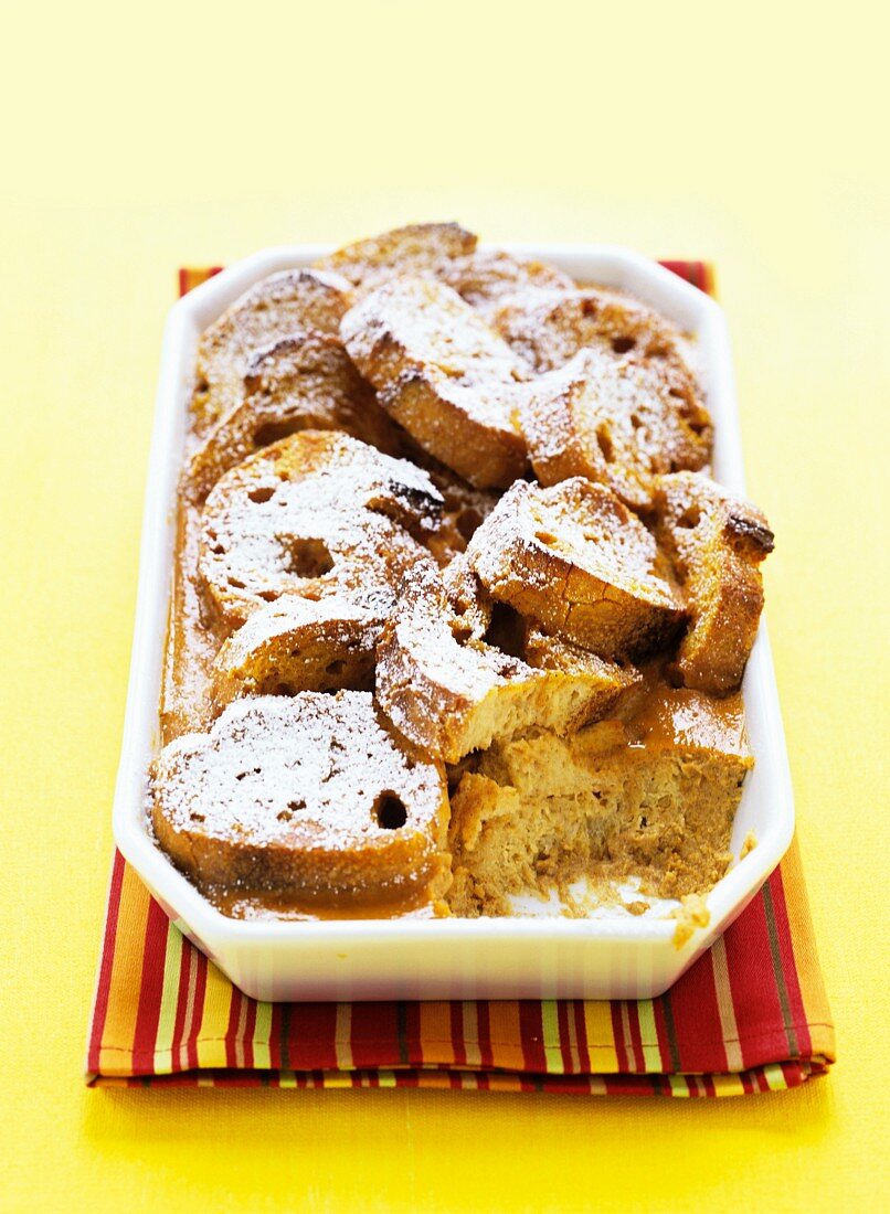 Kürbisbrotpudding mit Puderzucker