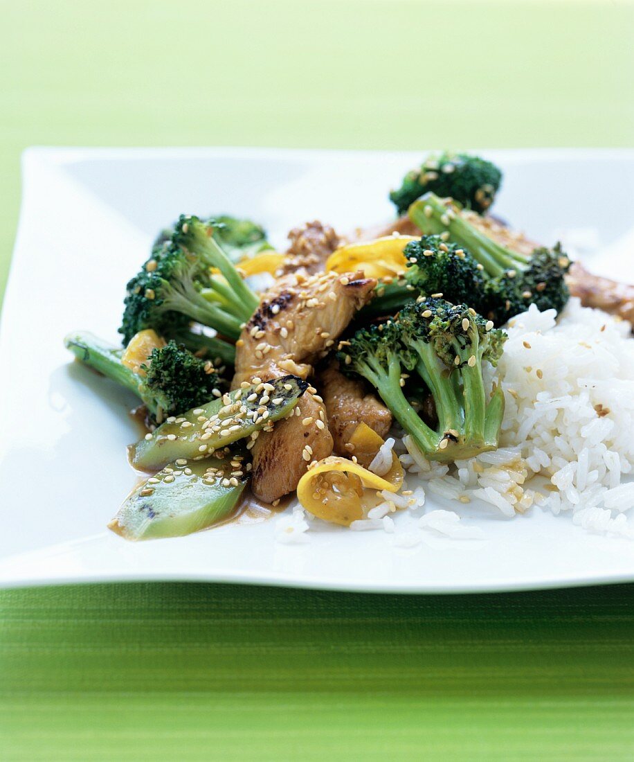 Chicken stir-fry with broccoli and lemon