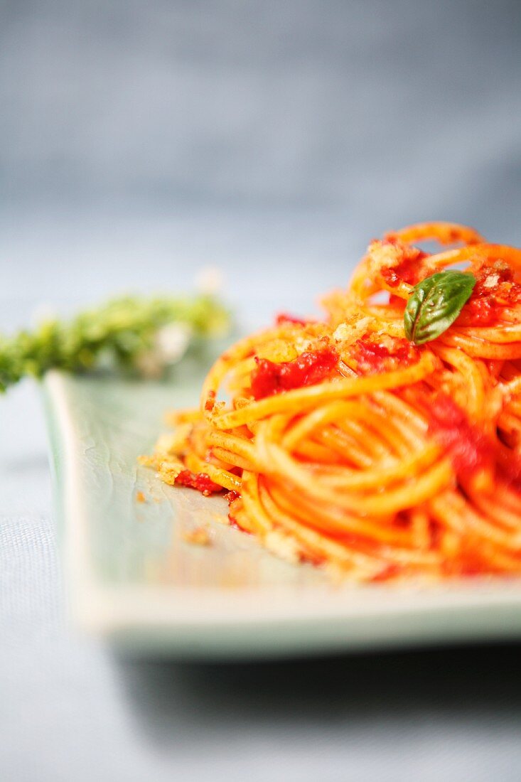 Pasta povera (spaghetti with tomato sauce and breadcrumbs, Italy)