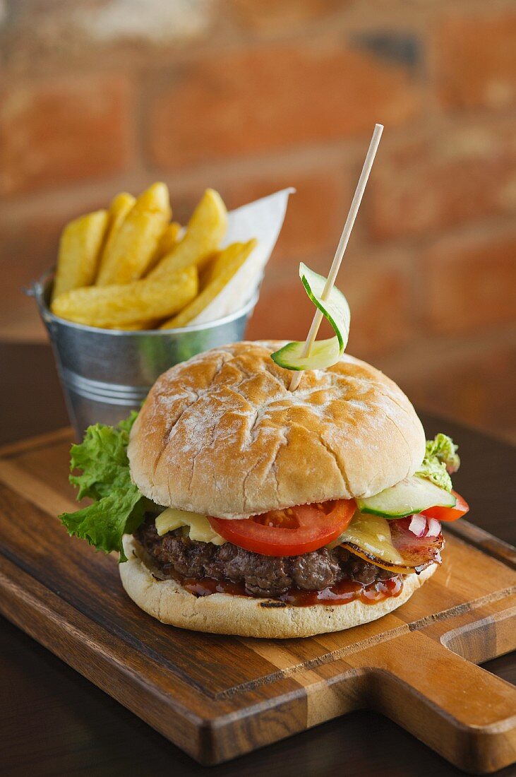 Cheeseburger mit Bacon und Pommes frites