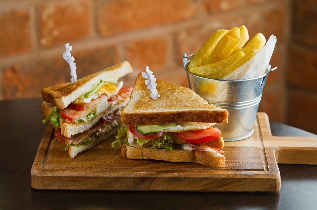 Clubsandwiches mit Pommes frites