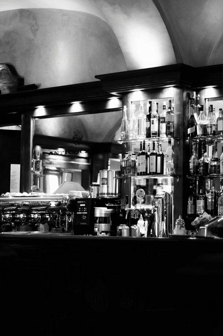 Innenaufnahme einer italienischen Bar mit Flaschen und Espressomaschine