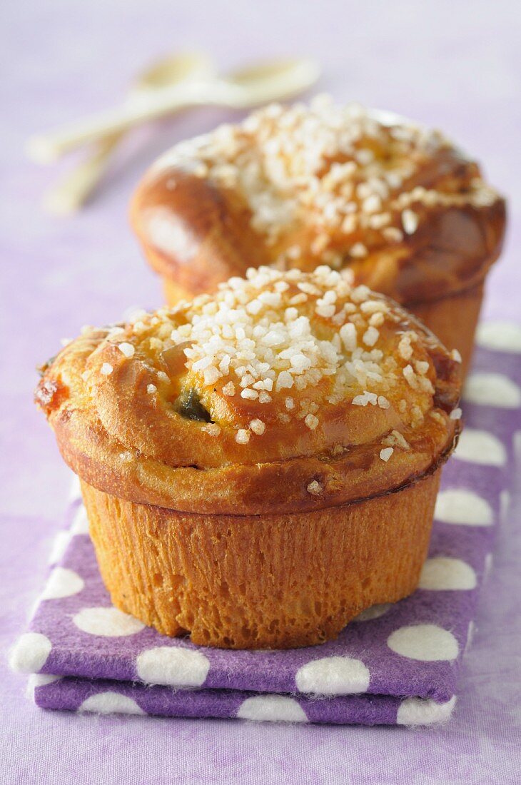 Brioches mit Hagelzucker und kandierten Früchten