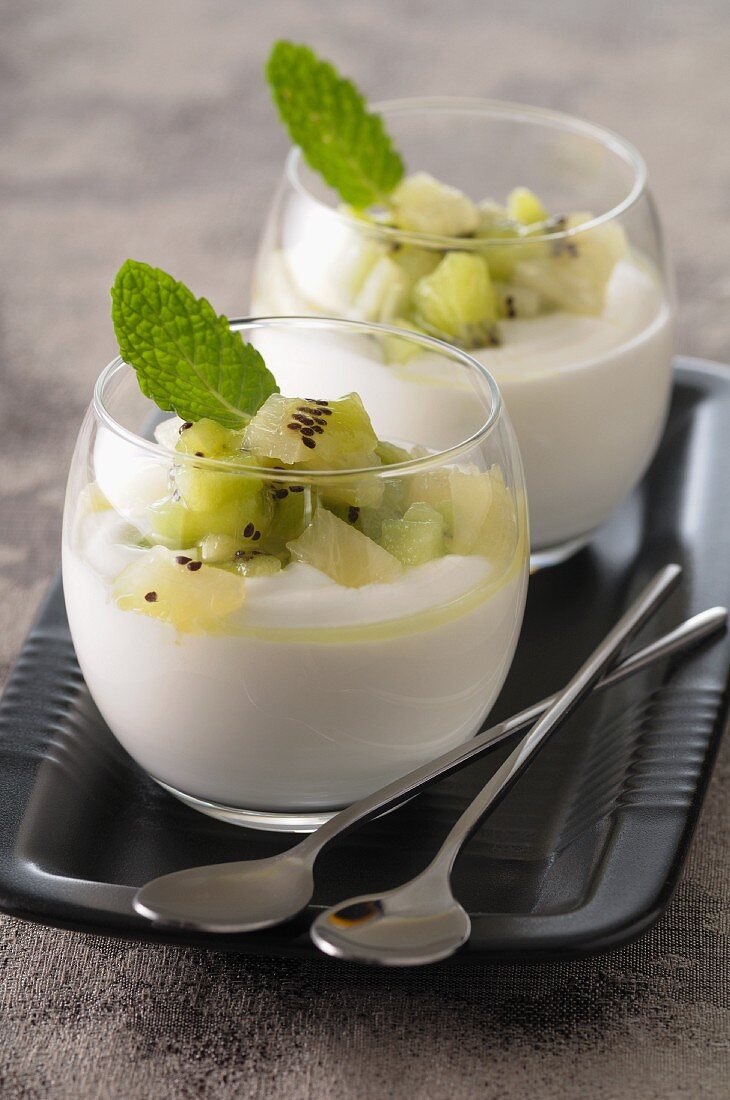 Joghurtcreme mit Ananas, Kiwis und Minze