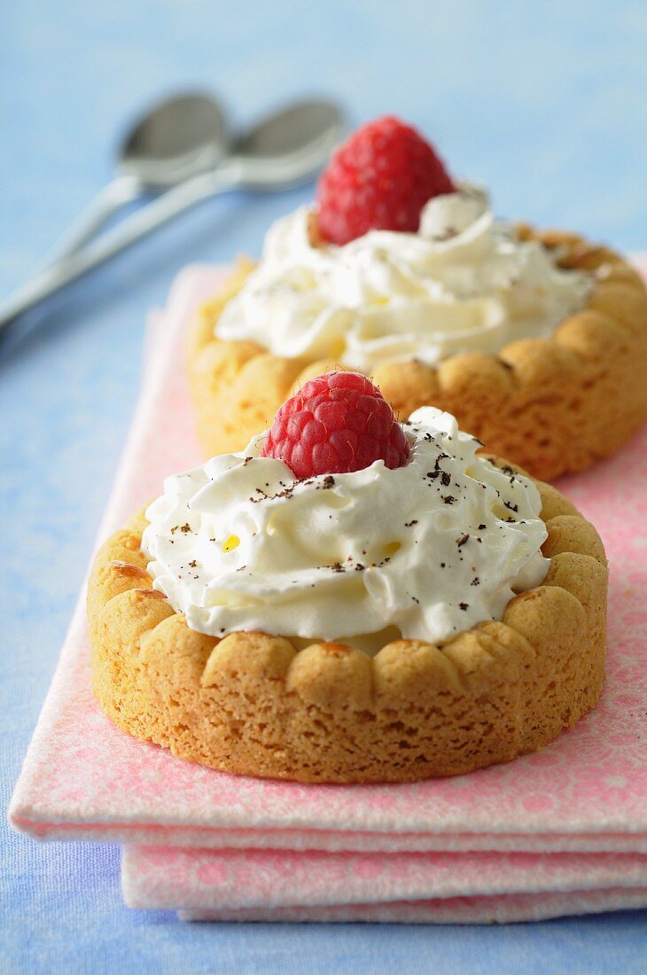 Cream and raspberry tartlets