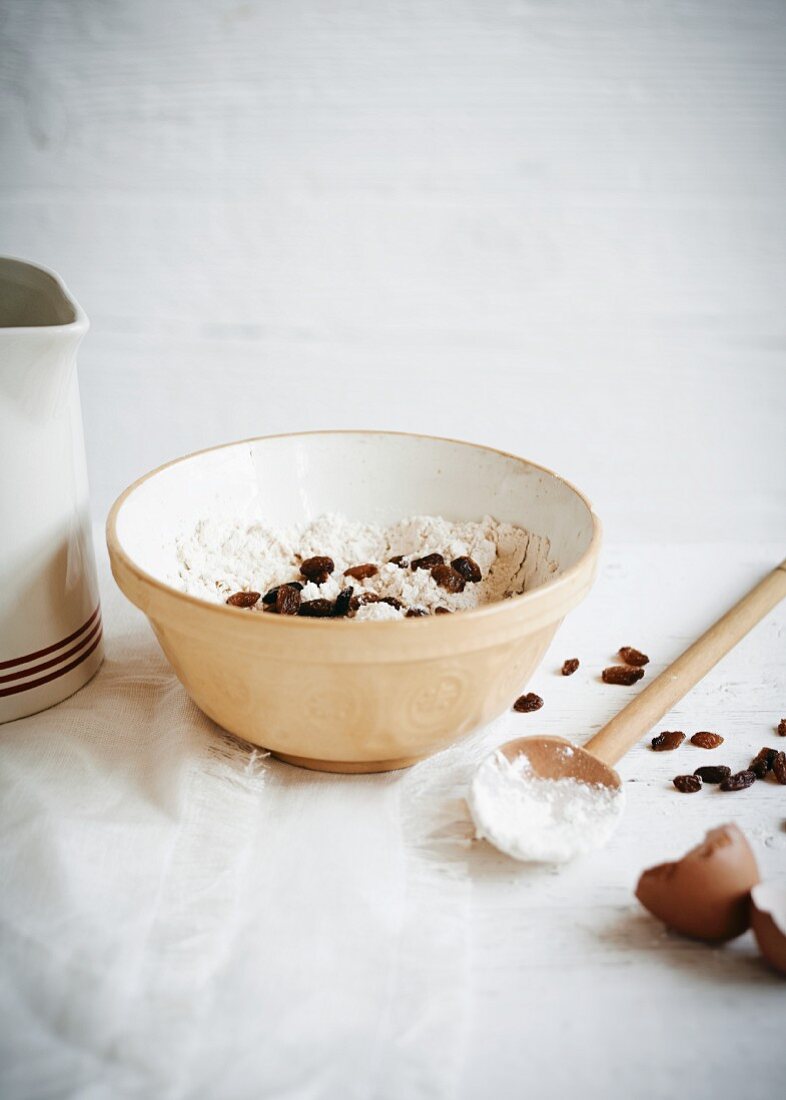 A bowl of flour and raisins