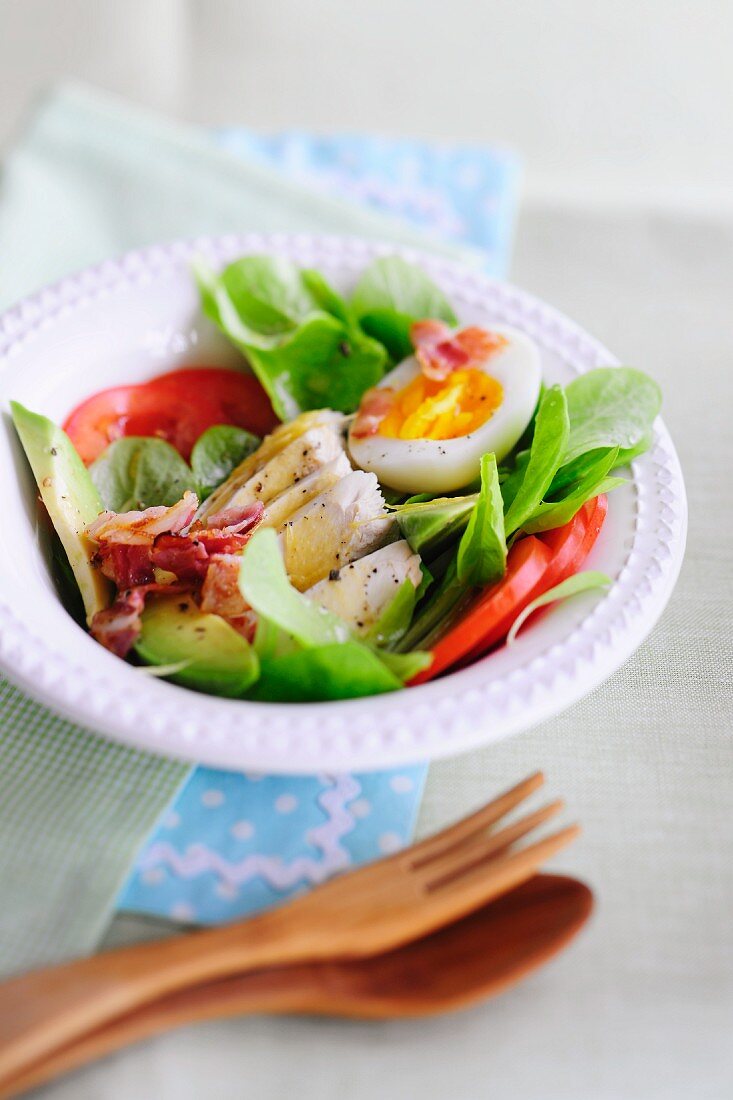 Salat mit Avocado, Schinken und Ei