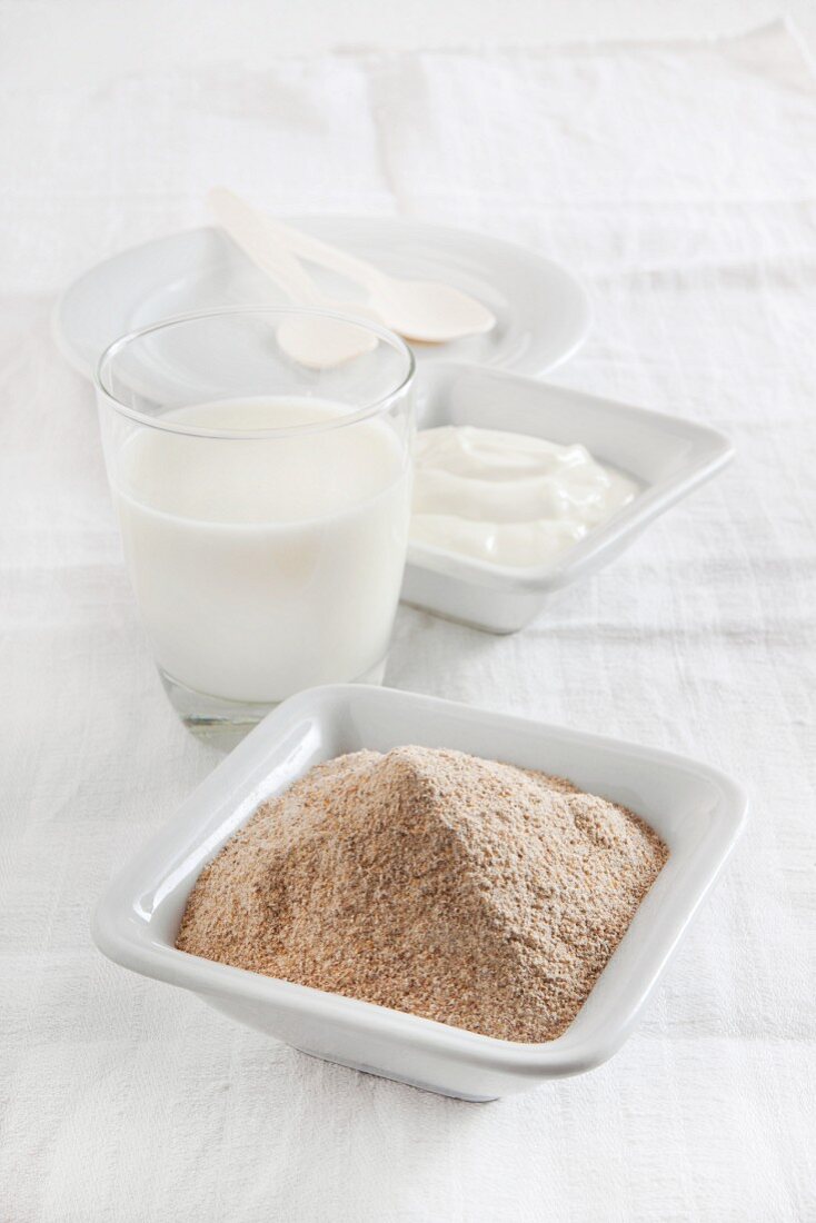 Ingredients for a yogurt drink with kama (finely milled flour mixture, Estonia)