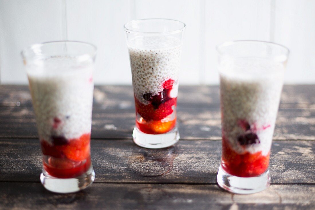 Chia-Pudding mit Kokoscreme und Beeren