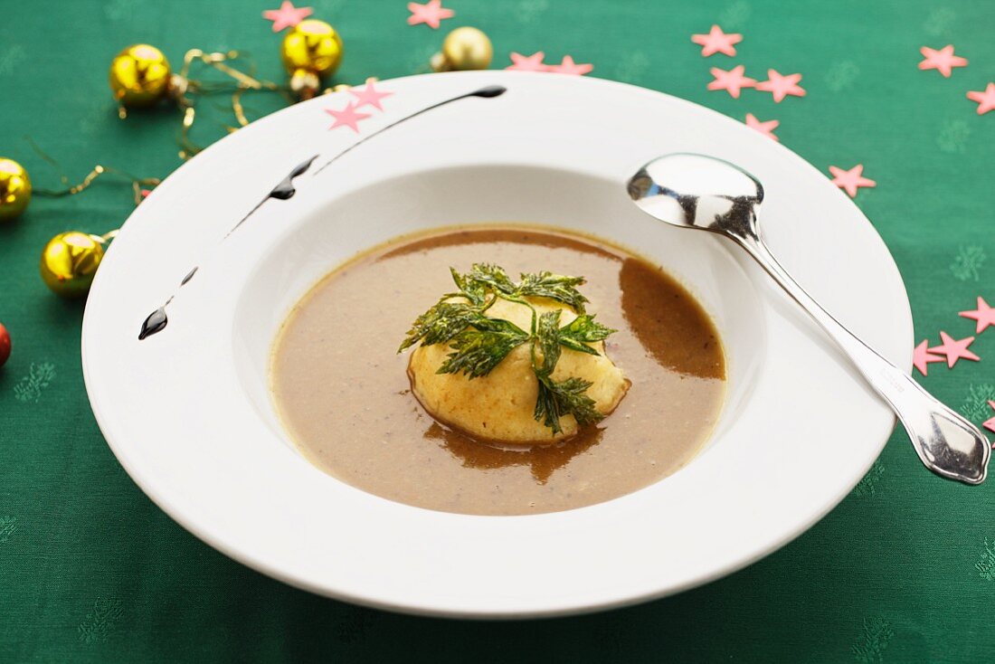 Wildsuppe mit Bröselknödel