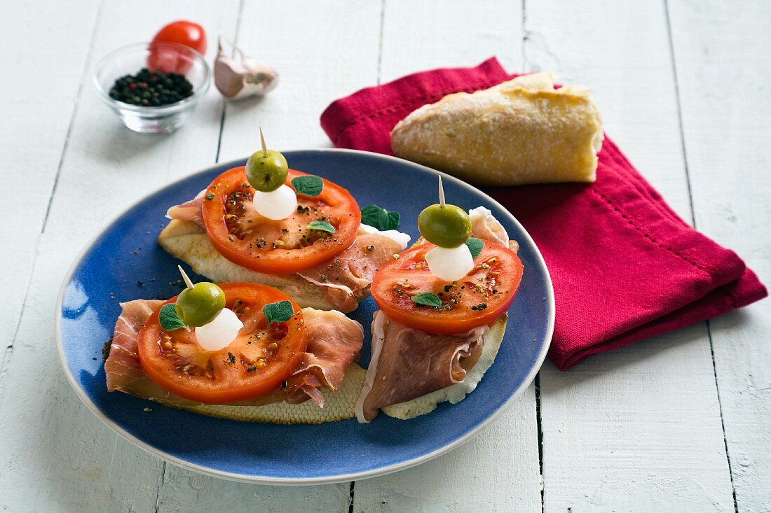 Pinchos mit Tomaten, Schinken und Oliven (Spanien)