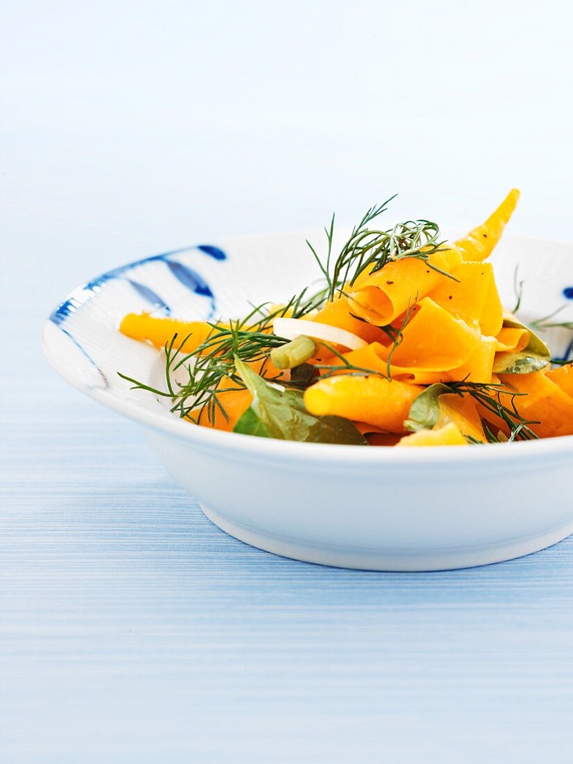 Carrot salad with spinach, dill and onions