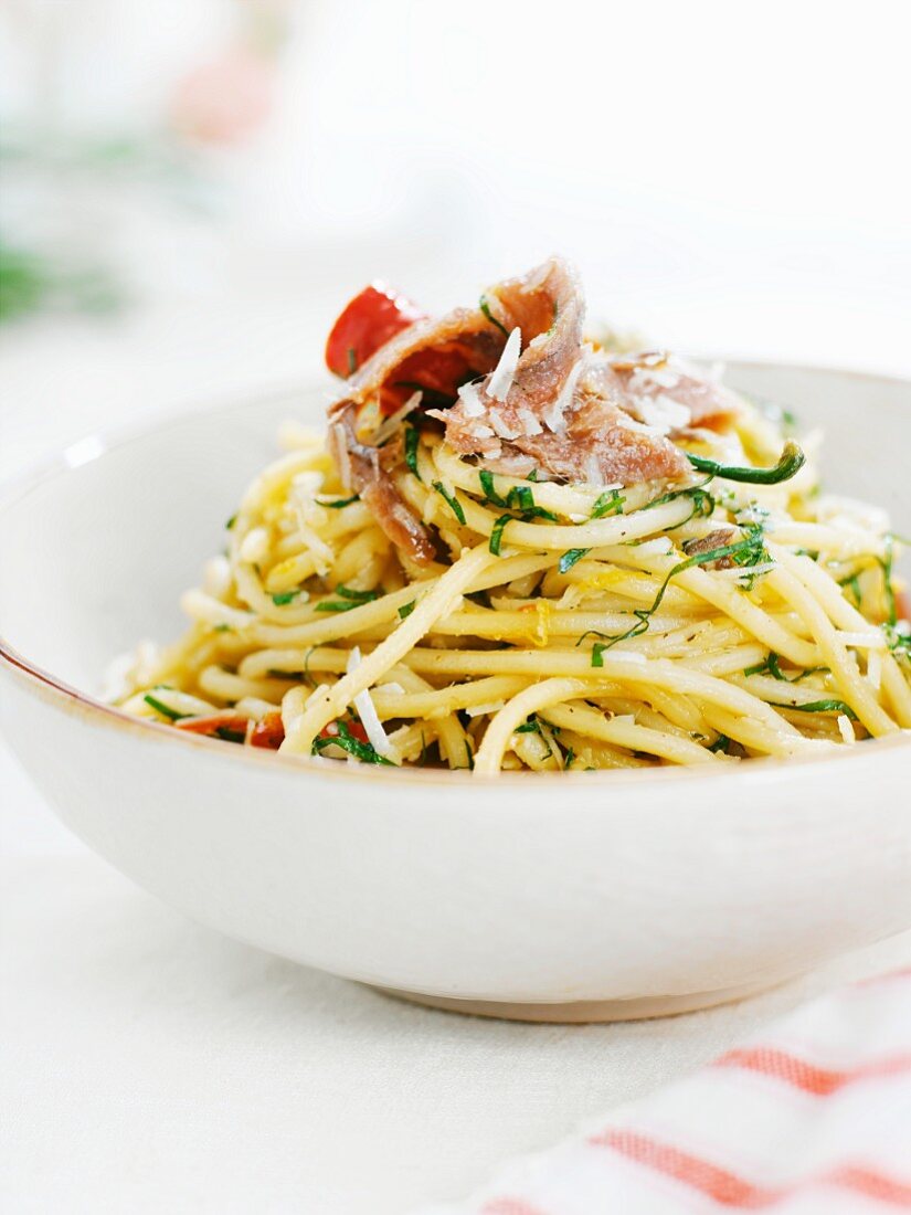 Spaghetti mit Gemüsesauce und Sardellen