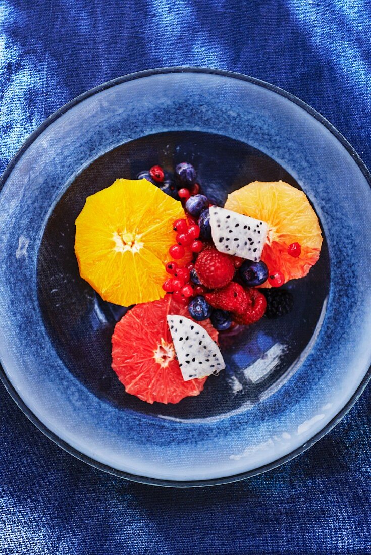 Fruchtsalat mit Orangen und Beeren