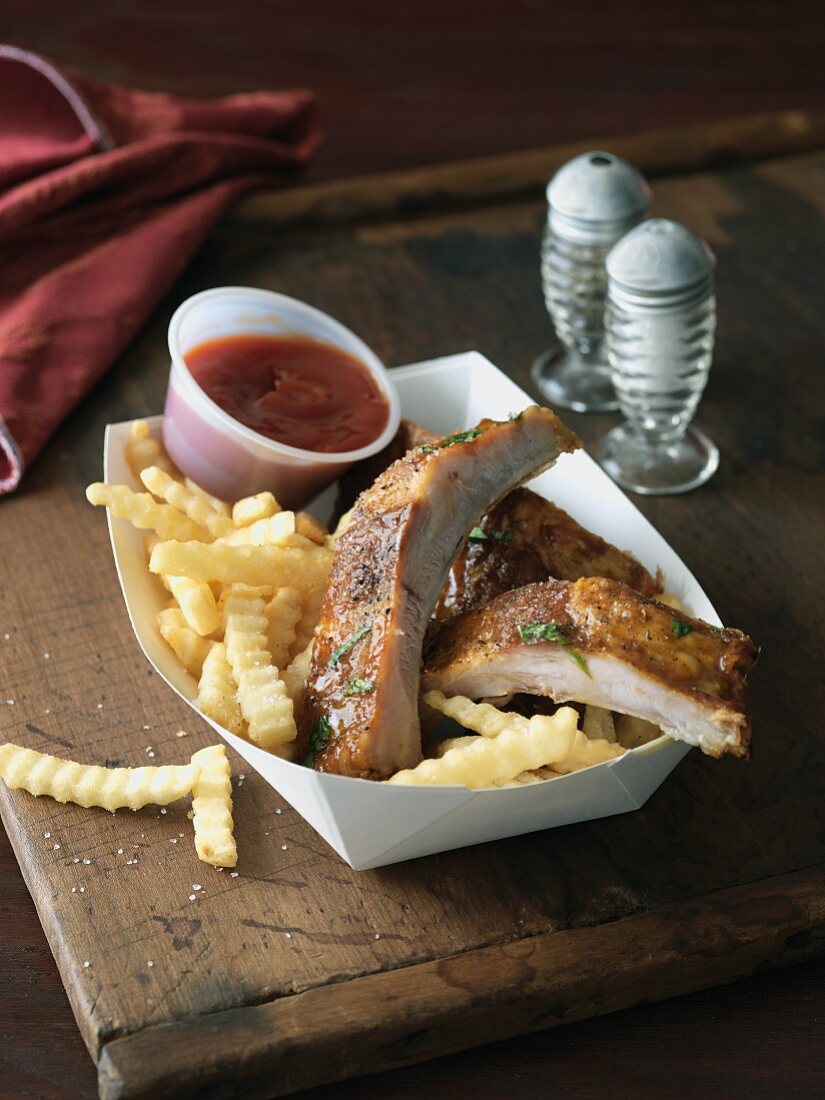 Spare ribs with chips and ketchup