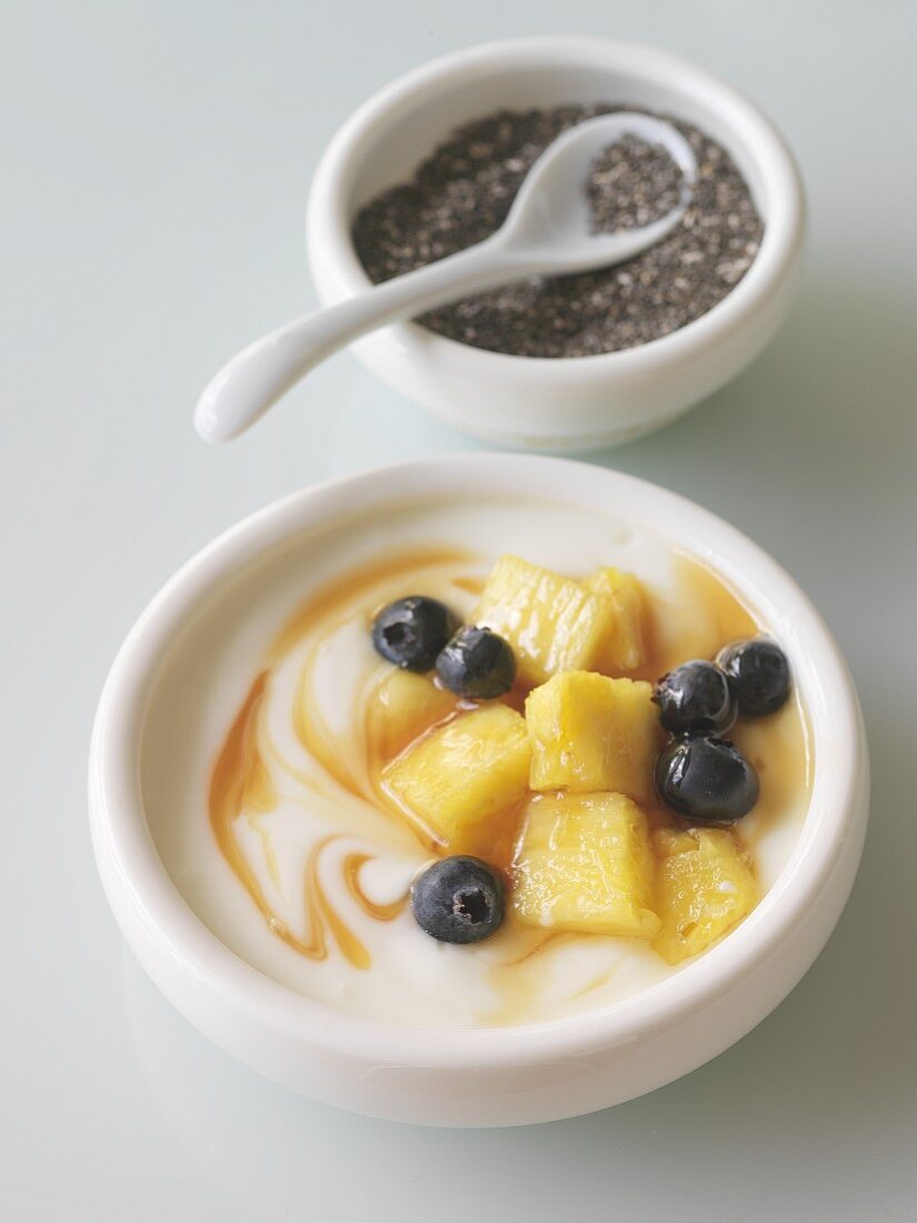 Joghurt mit frischen Früchten & Chiasamen