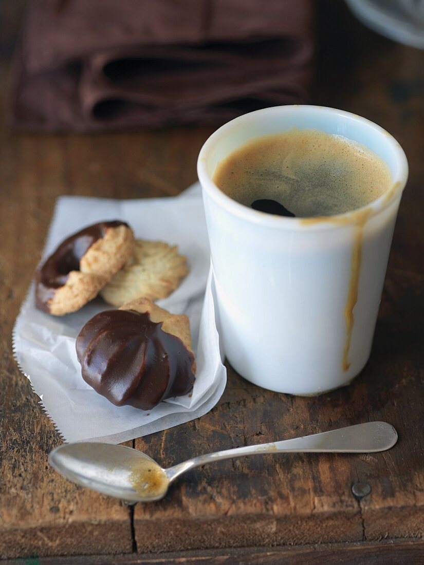 Esspresso im Becher dazu Plätzchen