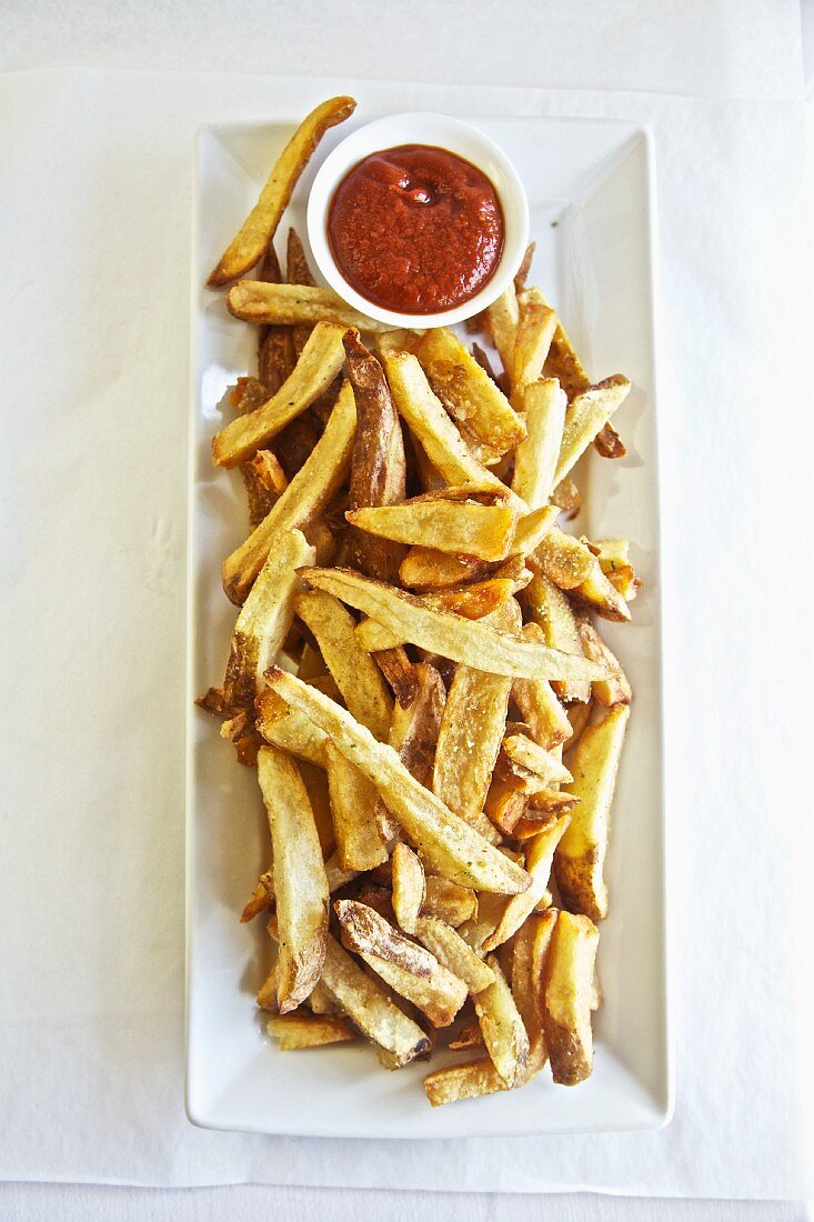 Hausgemachte Pommes Frites mit Ketchup (Aufsicht)