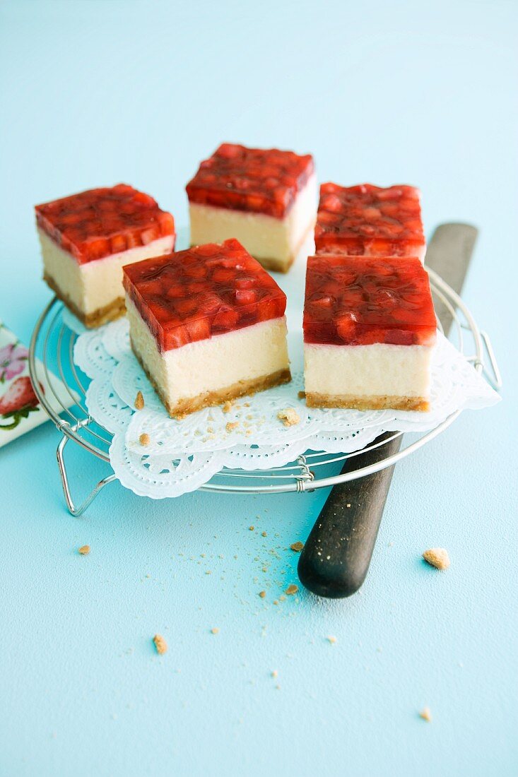 Einige Stücke Cheesecake mit Erdbeeren