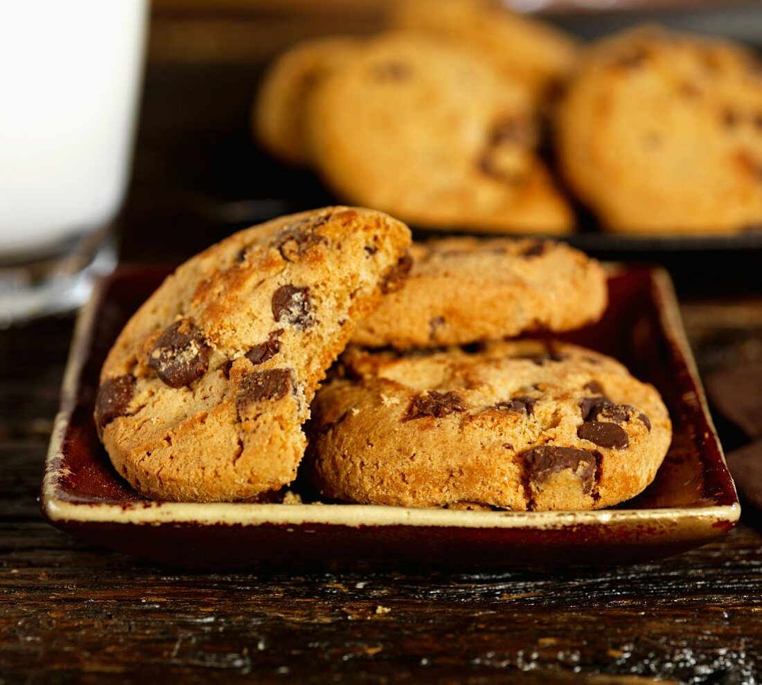 Chocolatechip Cookies, angebissen