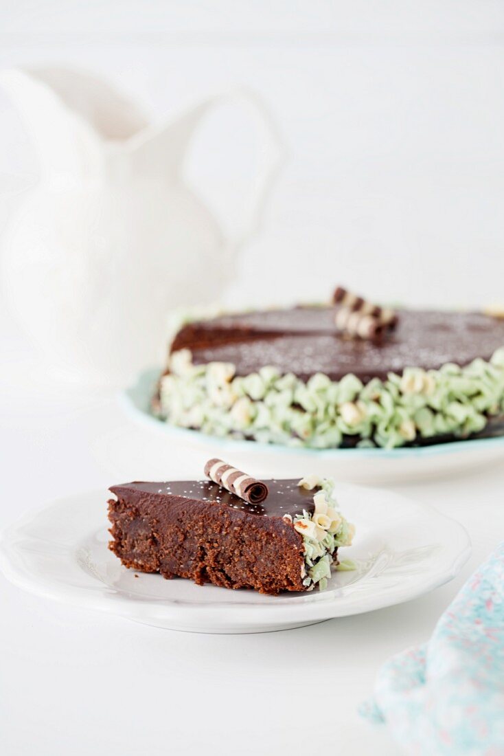 Schokoladenkuchen mit Schokoglasur (Stück und angeschnittener Kuchen)