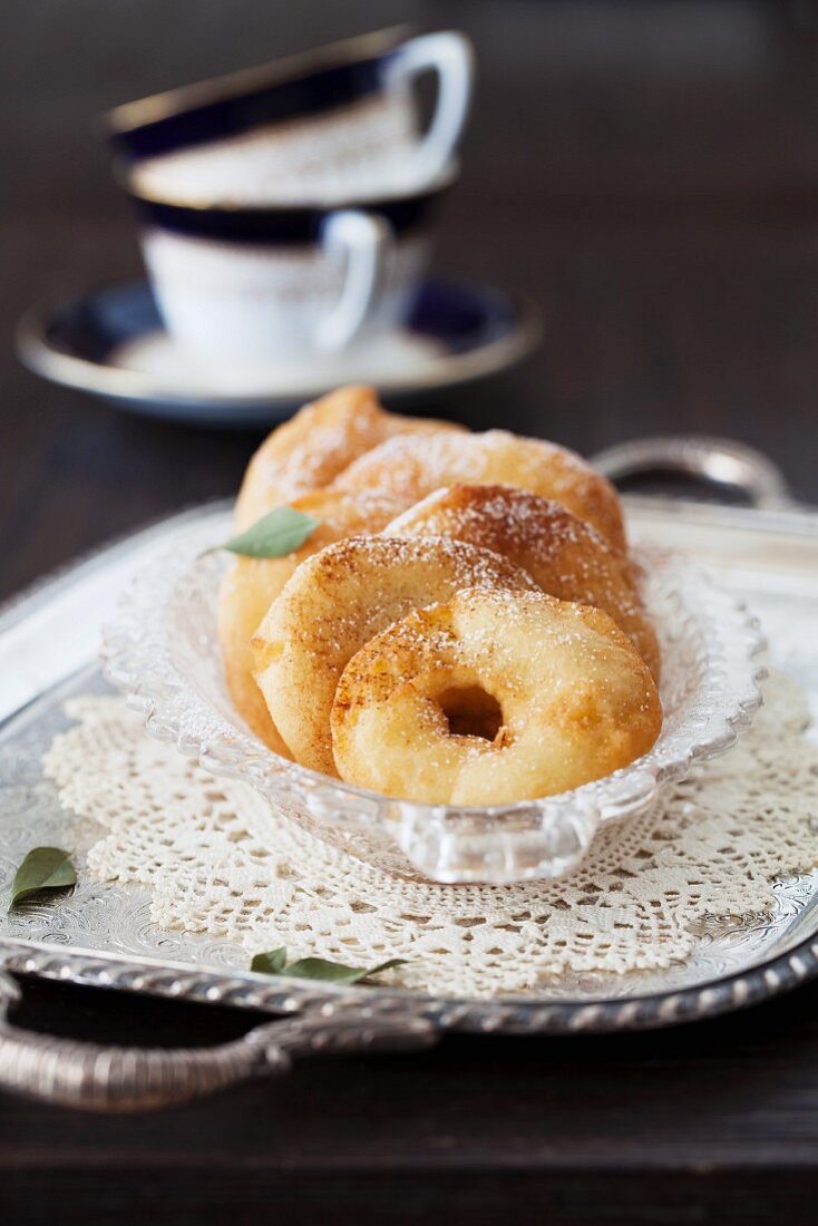 Apfelkücherl mit Zimtzucker (Karnevalsgebäck, Italien)