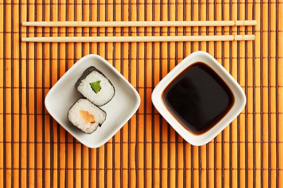 Maki-Sushi, Sojasauce und Essstäbchen