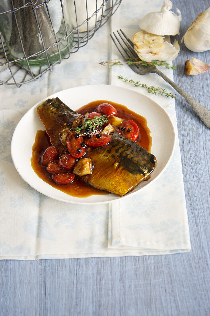 Mackerel fillet in tomato sauce with garlic and thyme