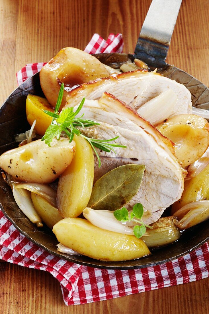 Schusterpfanne (fried pork with pears, potatoes, herbs and spices)