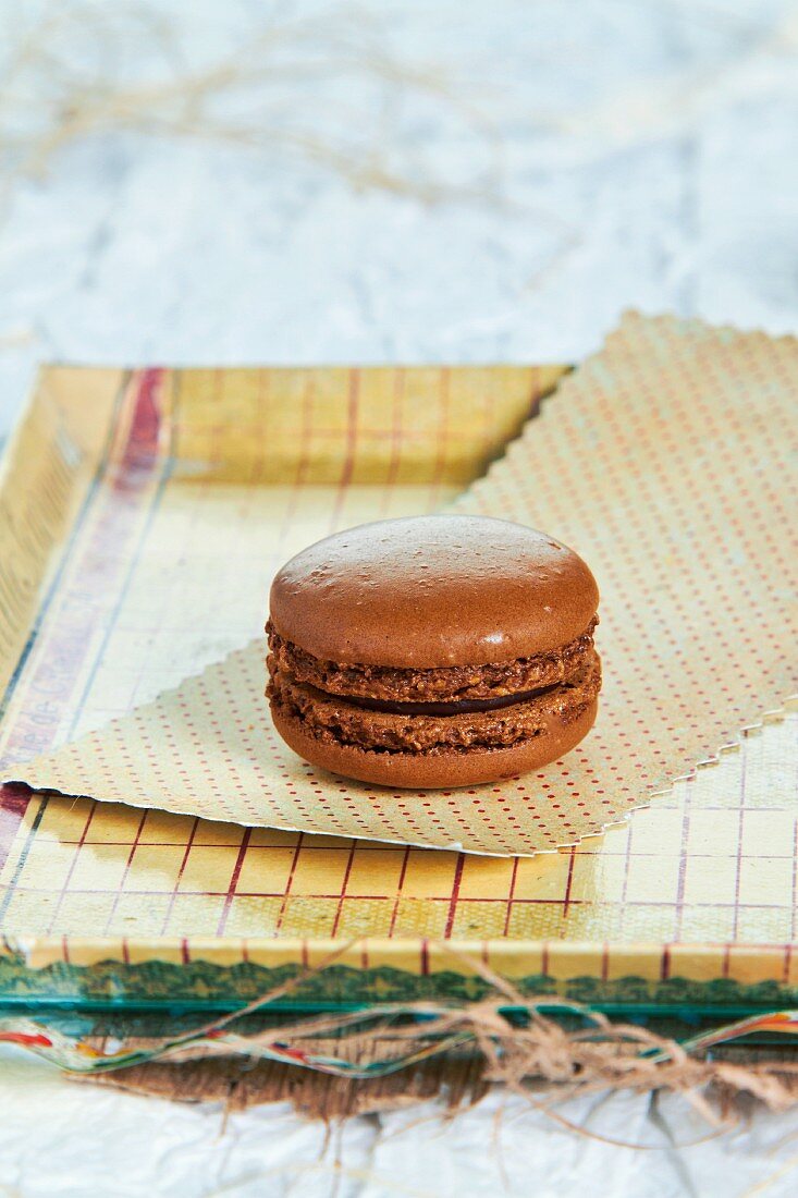 Ein Schokoladenmacaron auf Tablett