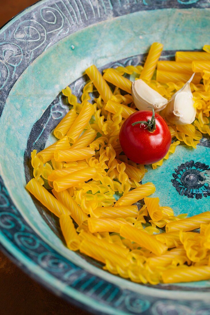 Spirelli made from corn flour (gluten-free), a tomato and garlic