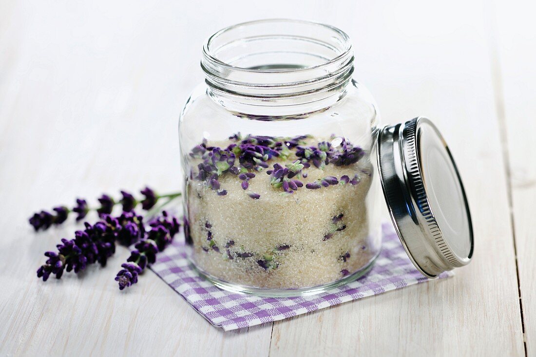 Selbstgemachter Lavendelzucker in Schraubglas