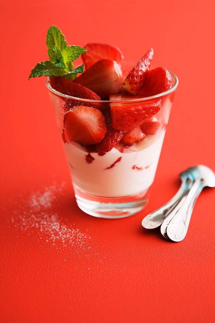 Spargelcreme mit Erdbeeren und Minze