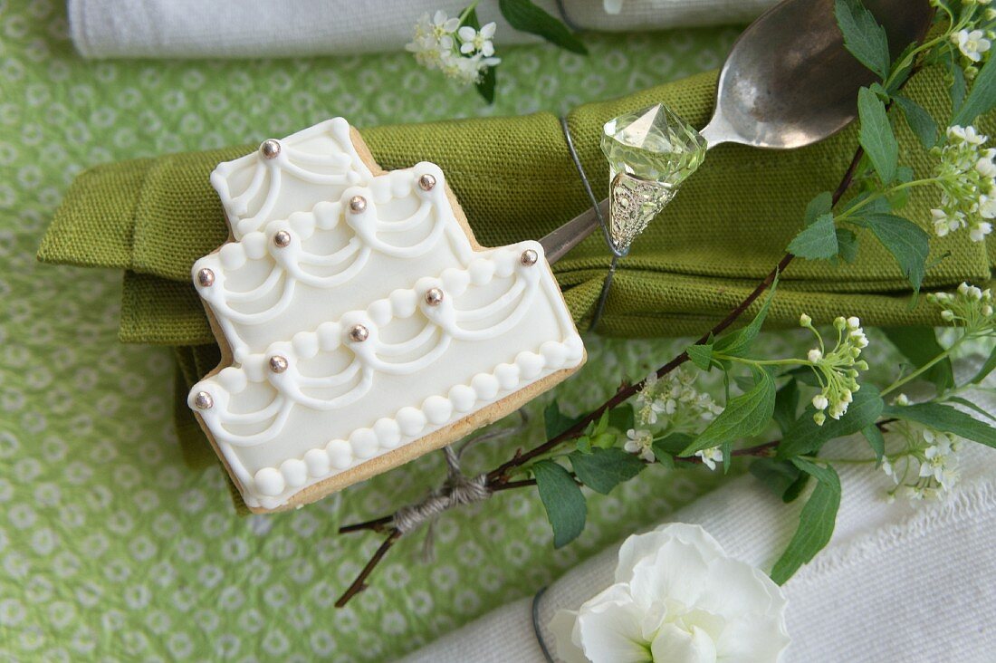 And napkins decorated with a rhinestone, a wedding cake shaped biscuit, spirea, and a matthiola flower