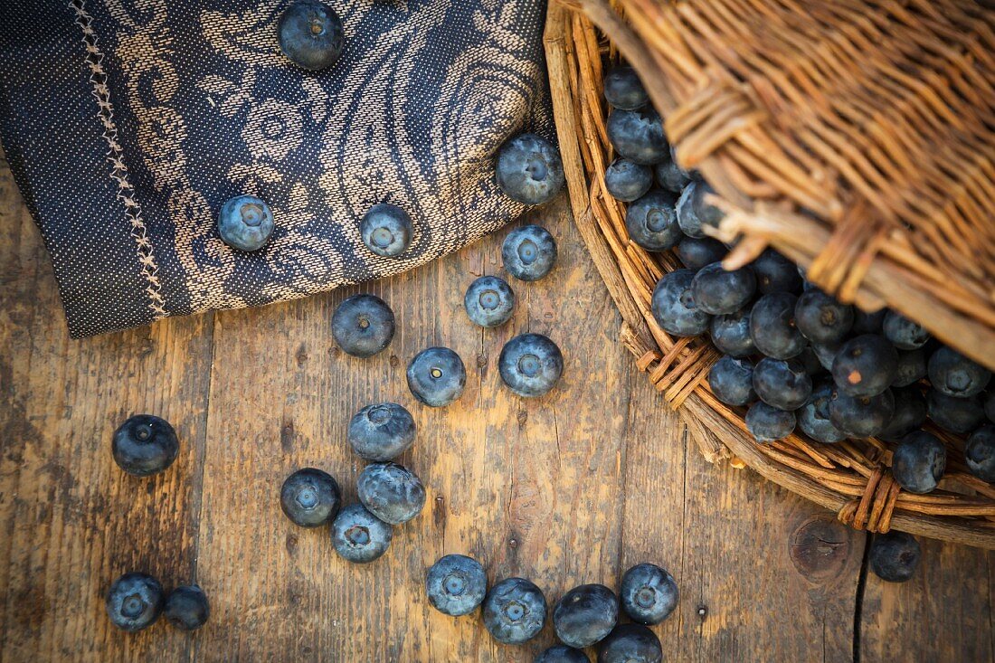 Heidelbeeren im Korb und daneben