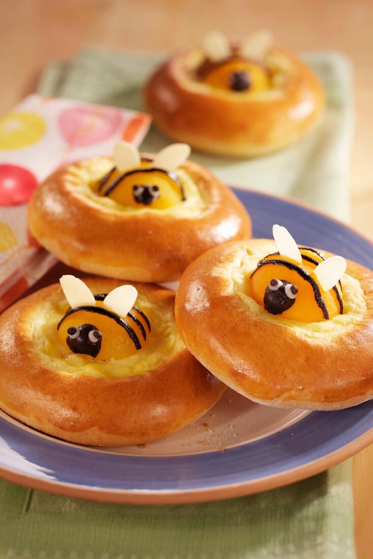 Bread wreaths with apricots bees