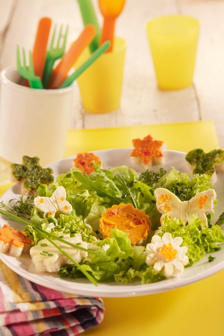 Blattsalat mit Blumencroutons und Schmetterlingen