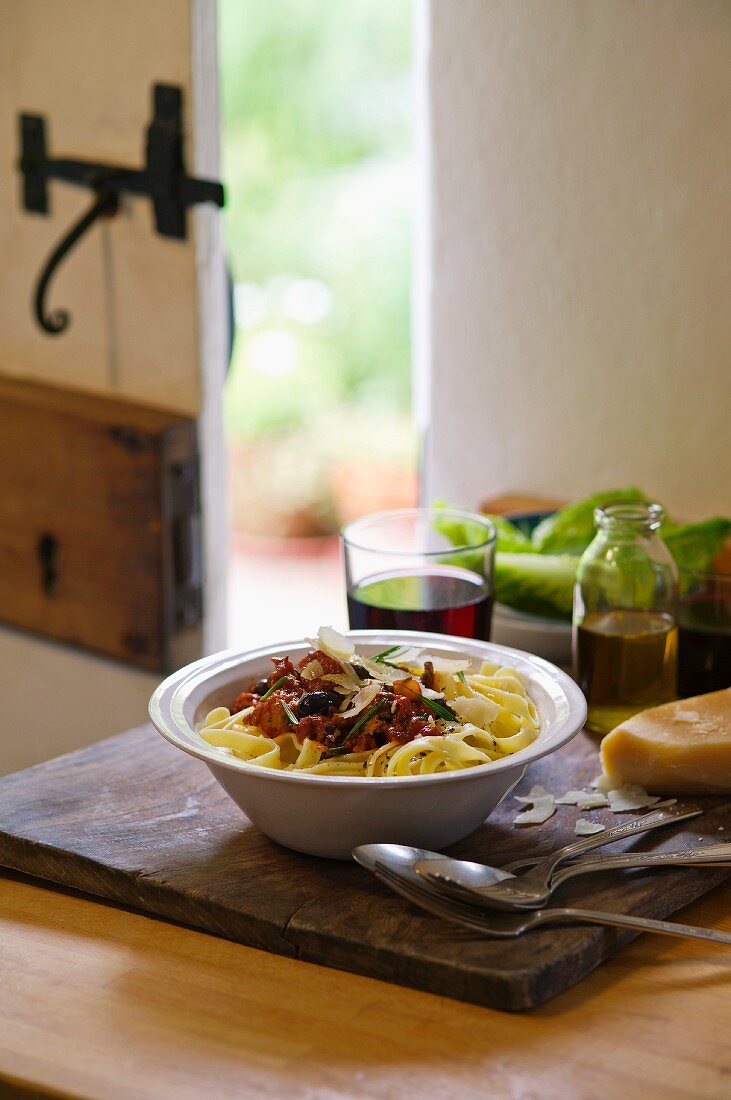 Tagliatelle mit Wurstsauce auf Küchentisch