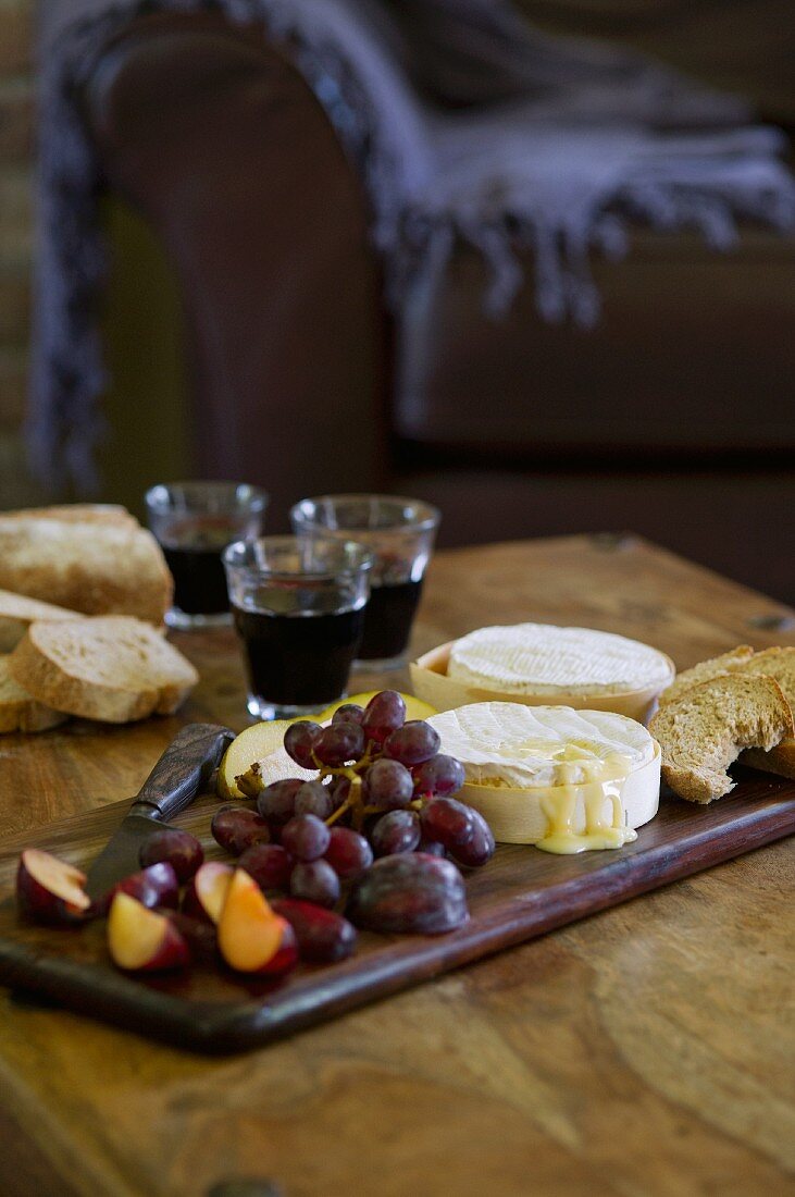 Gebackener Camembert mit Trauben, Pflaumen und Brot