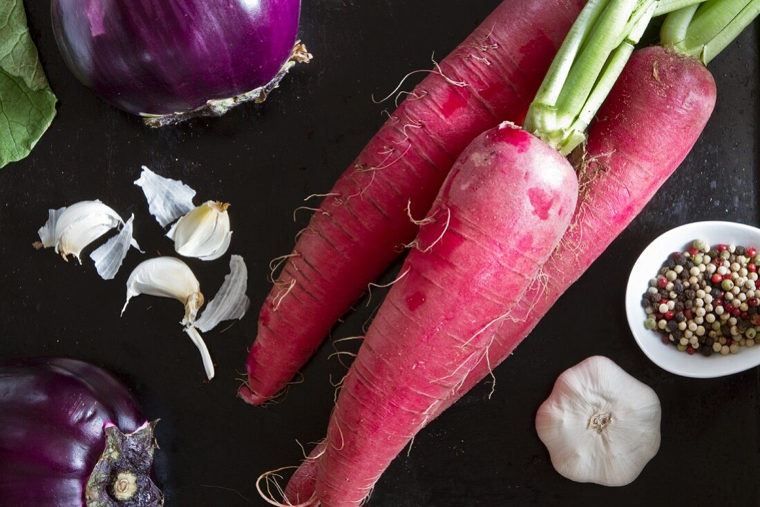 Frische rote Radieschen, Knoblauch, Auberginen und Pfefferkörner