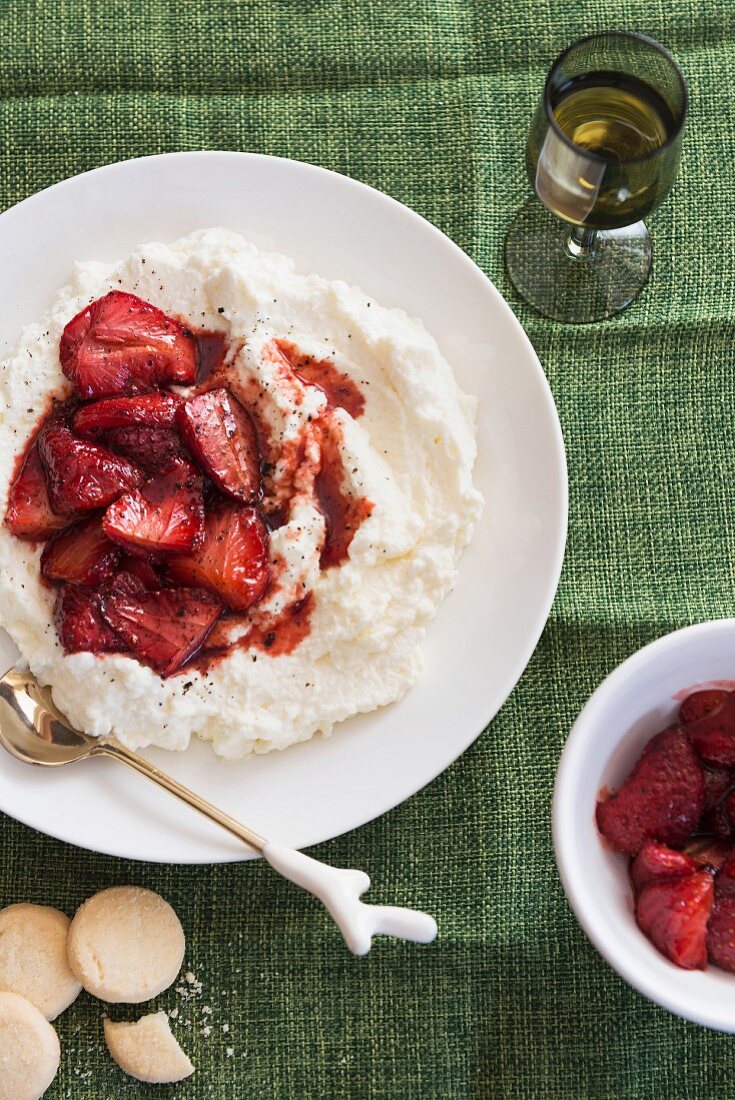 Ziegenkäsecreme mit Balsamico-Erdbeeren