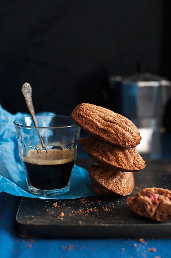 Dunkle Madeleines und Kaffee