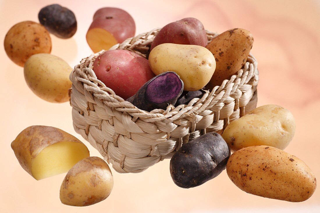 Verschiedene Kartoffelsorten, teilweise im Korb