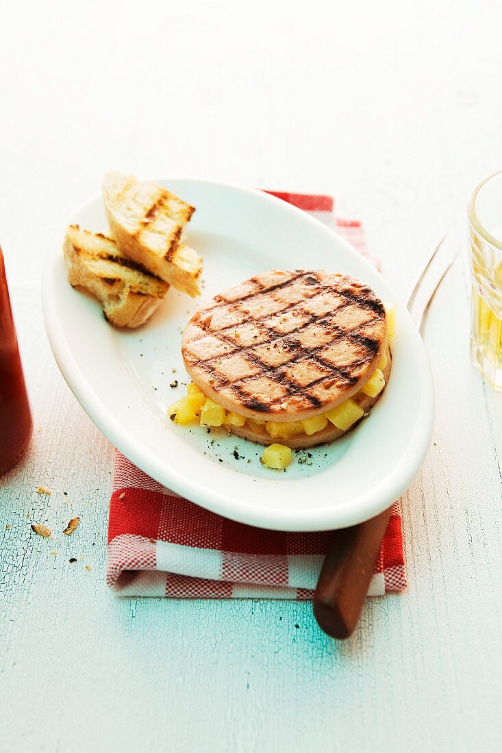 Grilled sausage slices with pineapple and bread