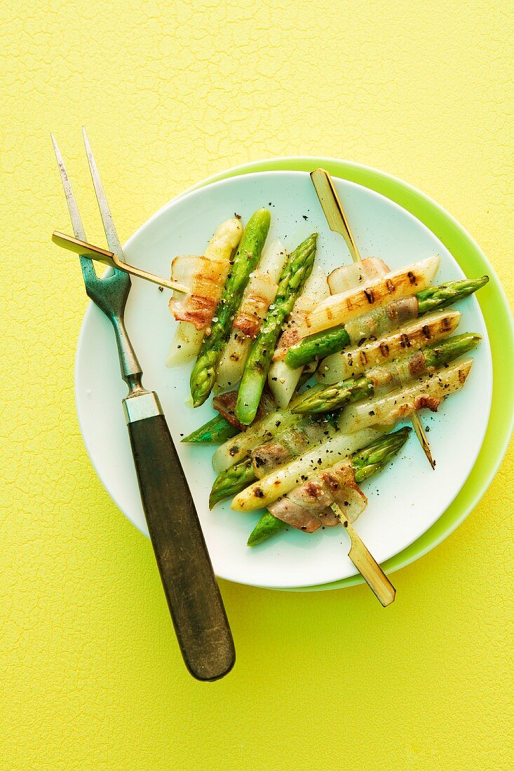 Grilled asparagus skewers with bacon